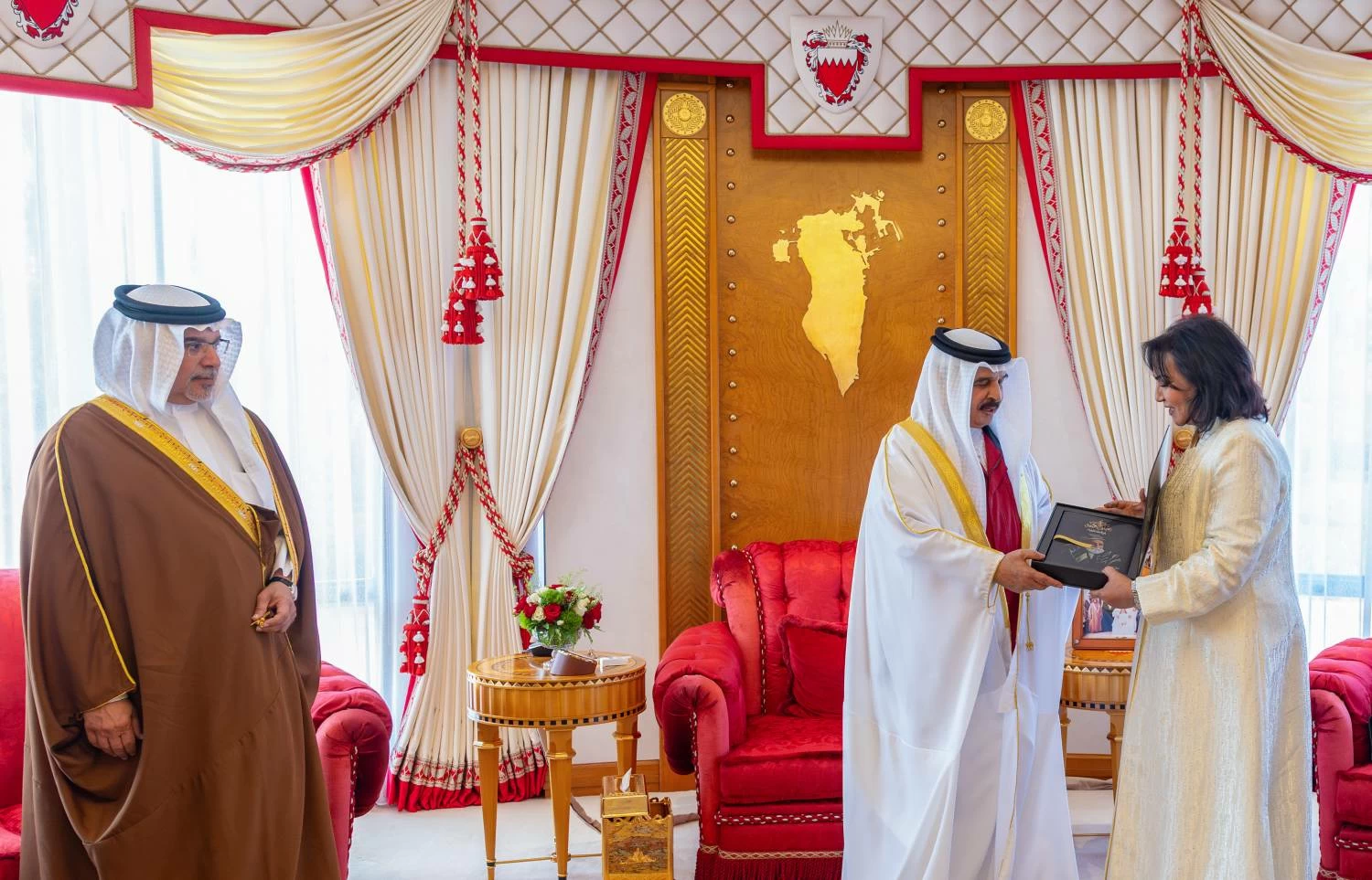 جلالة الملك المعظم يتسلم كتاب &laquo;عيسى الكبير.. باني الدولة الحديثة&raquo;