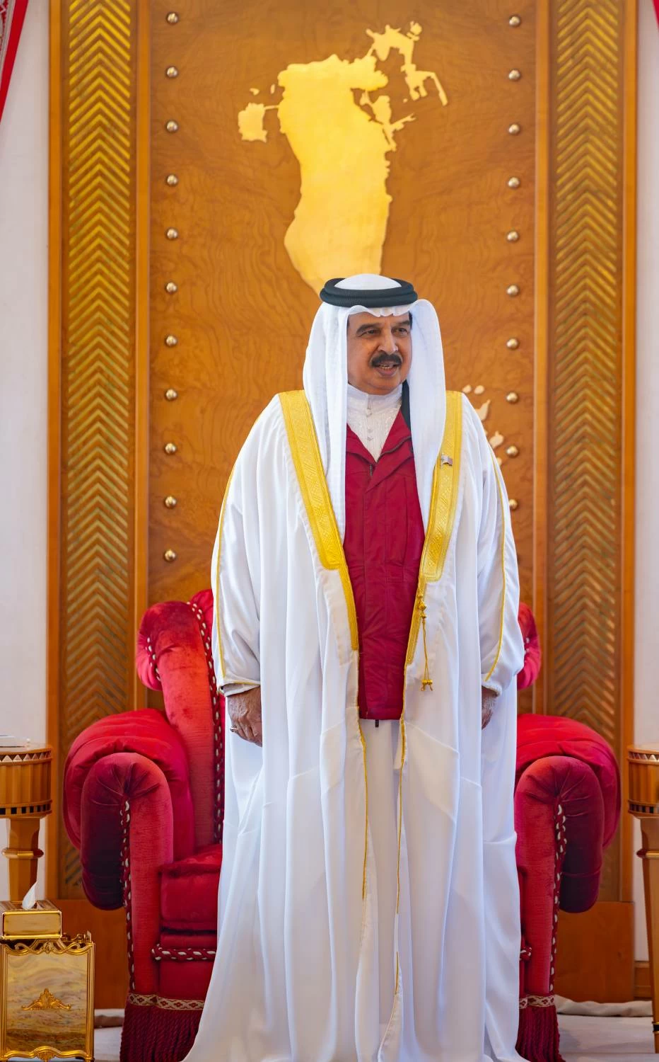 جلالة الملك المعظم يتسلم كتاب &laquo;عيسى الكبير.. باني الدولة الحديثة&raquo;