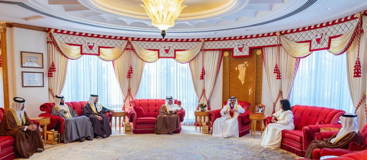 جلالة الملك المعظم يتسلم كتاب &laquo;عيسى الكبير.. باني الدولة الحديثة&raquo;