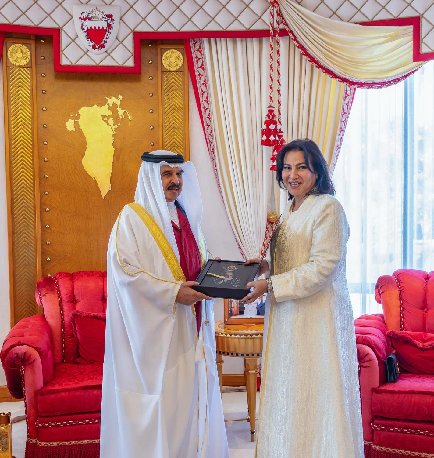 جلالة الملك المعظم يتسلم كتاب &laquo;عيسى الكبير.. باني الدولة الحديثة&raquo;