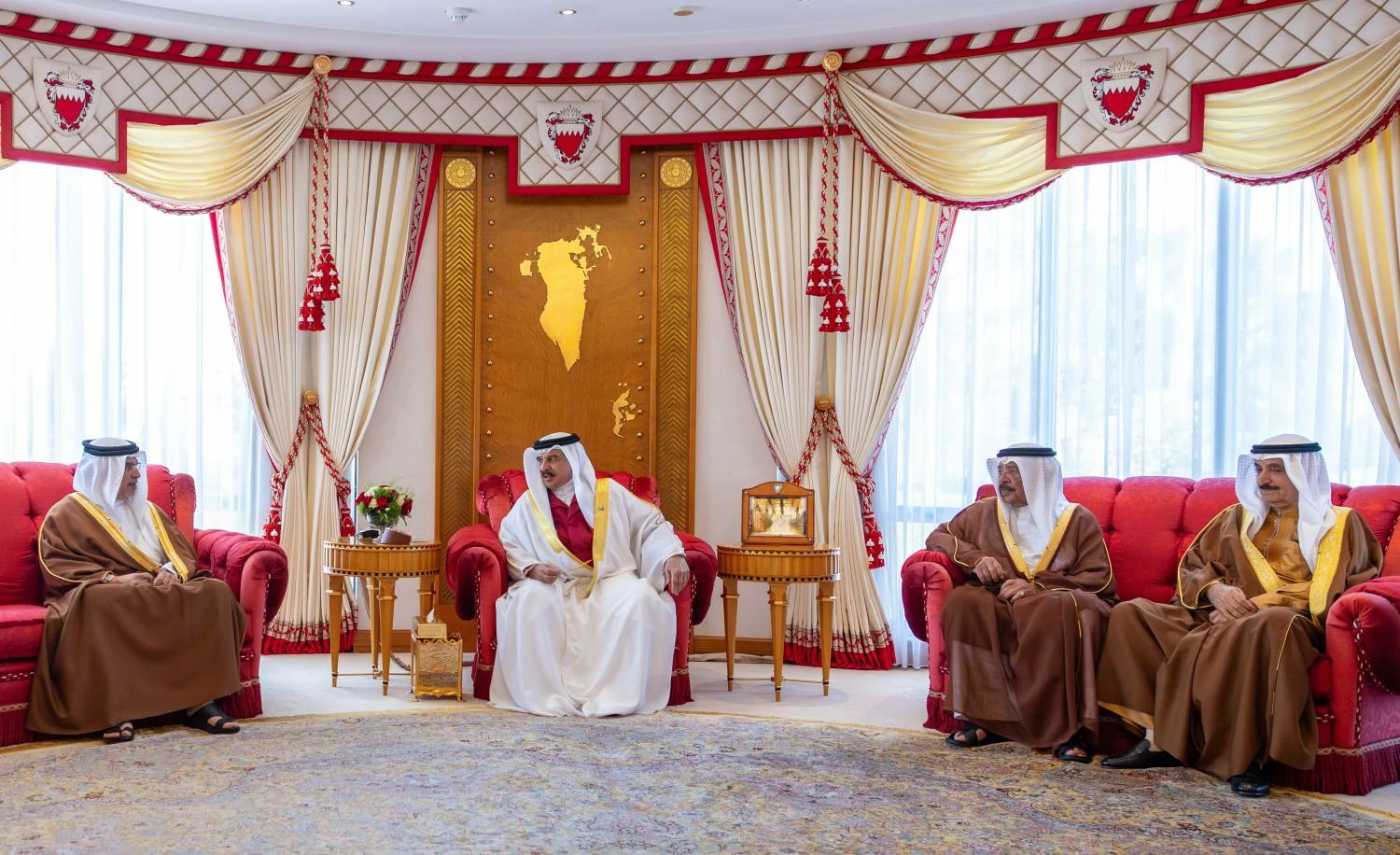 الملك يستقبل كبار أفراد العائلة المالكة الكريمة بمناسبة الذكرى الـ25 لميثاق العمل الوطني