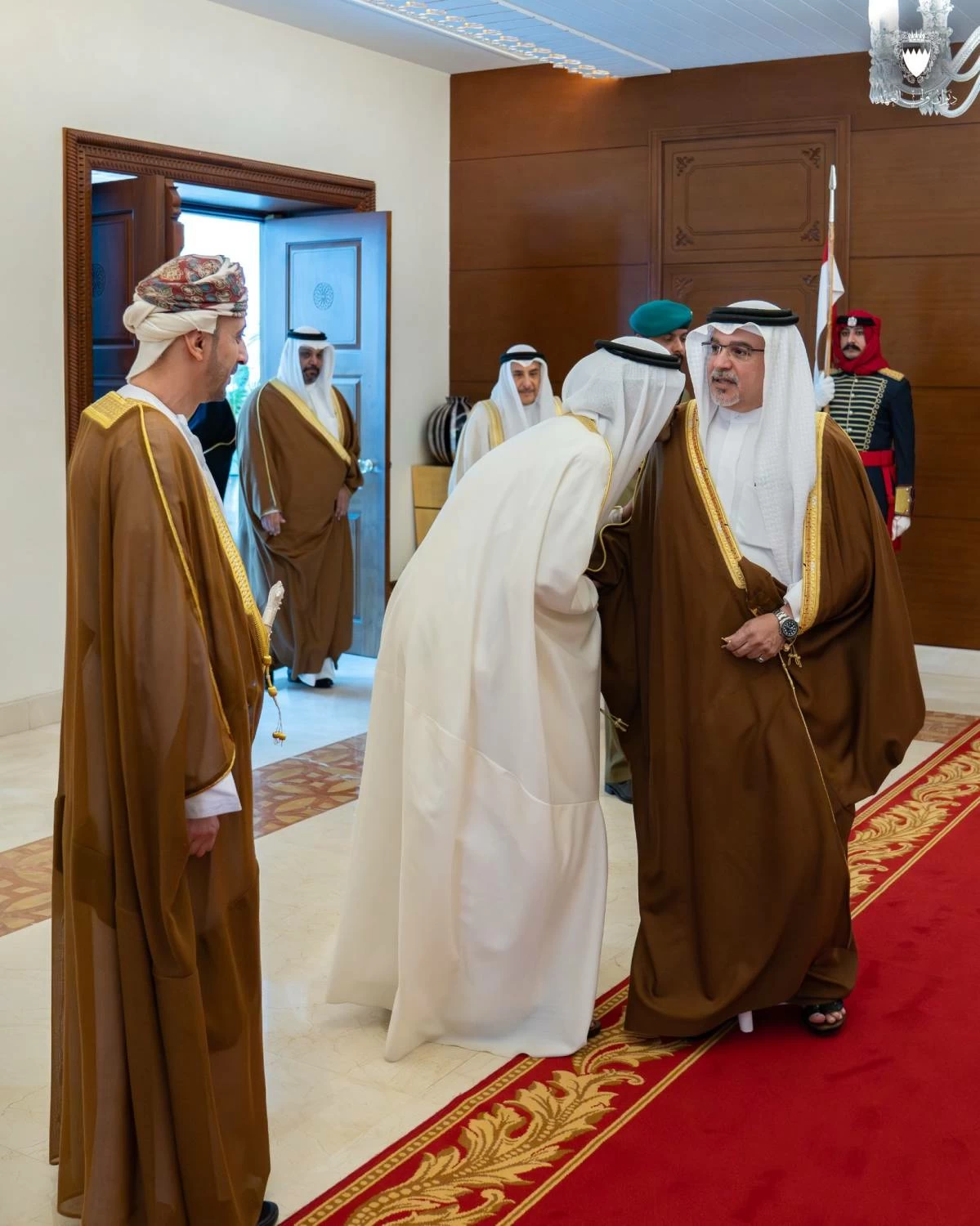 ولي العهد رئيس مجلس الوزراء يغادر أرض الوطن متوجهاً إلى سلطنة عمان