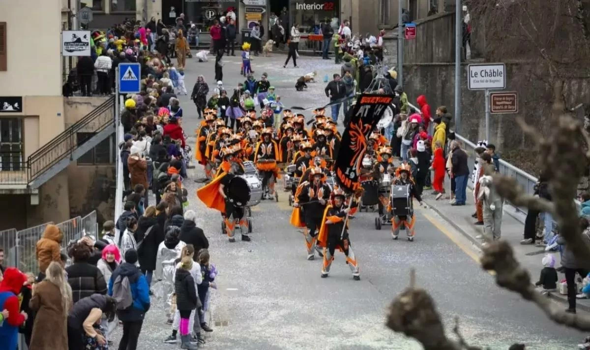 انفجار مدفع على عربة خلال احتفال في سويسرا يخلف 11 إصابة