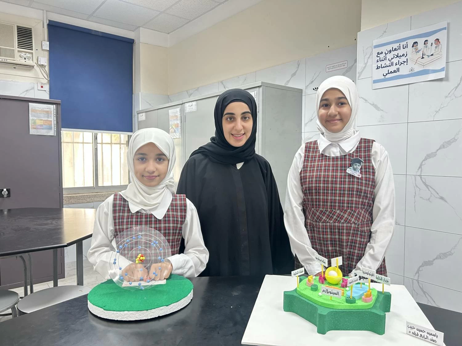 تدريس العلوم بمجسمات من صنع الطالبات في حصص المعلمة حوراء حسن