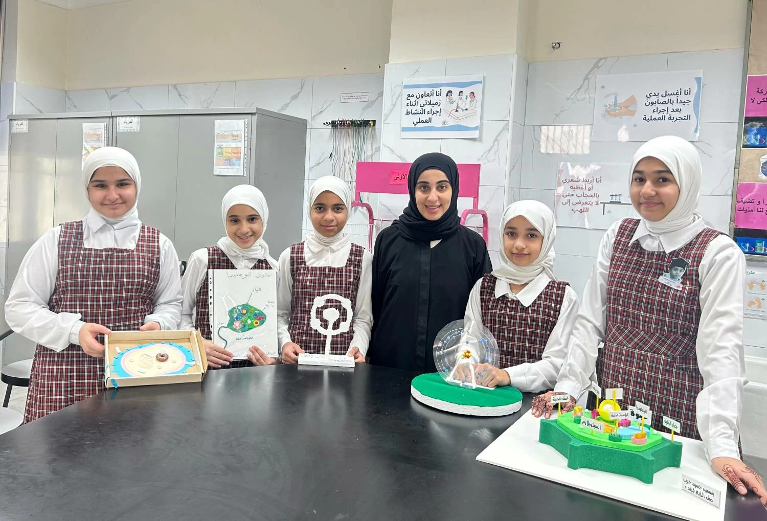 تدريس العلوم بمجسمات من صنع الطالبات في حصص المعلمة حوراء حسن