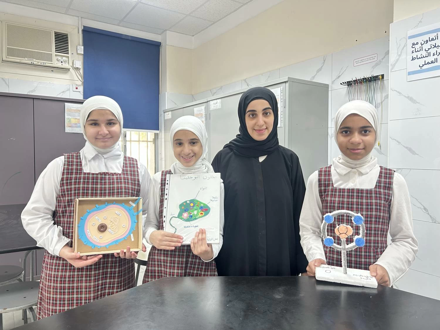 تدريس العلوم بمجسمات من صنع الطالبات في حصص المعلمة حوراء حسن