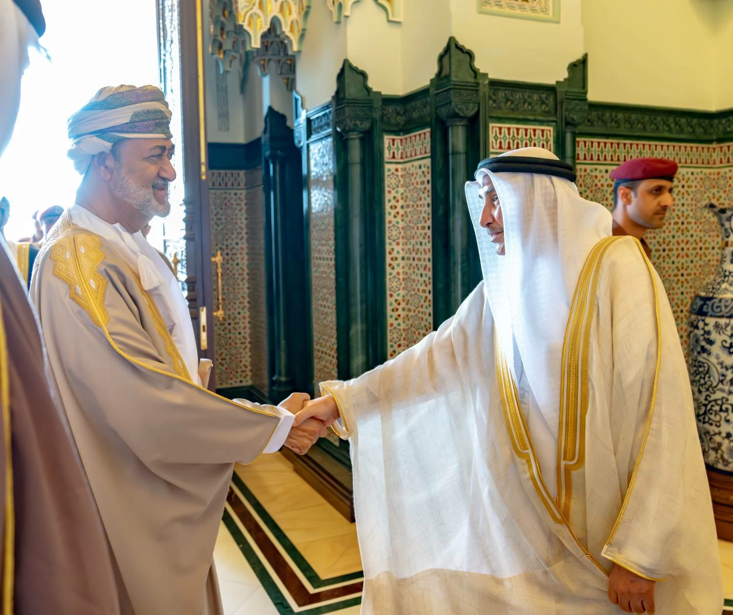 ولي العهد رئيس الوزراء يؤكد على ما يجمع البحرين وعمان من علاقاتٍ استراتيجية متينة وأواصر أخوية وثيقة