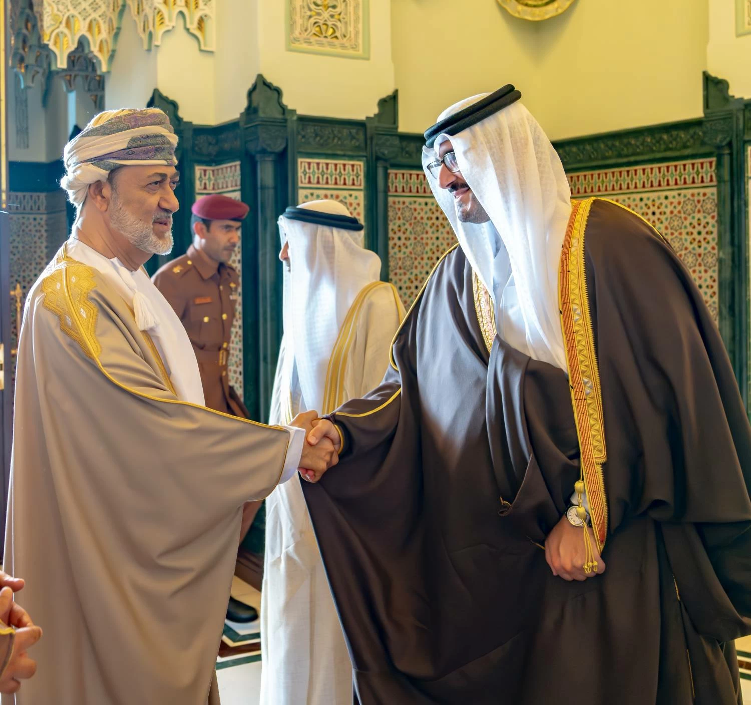 ولي العهد رئيس الوزراء يؤكد على ما يجمع البحرين وعمان من علاقاتٍ استراتيجية متينة وأواصر أخوية وثيقة