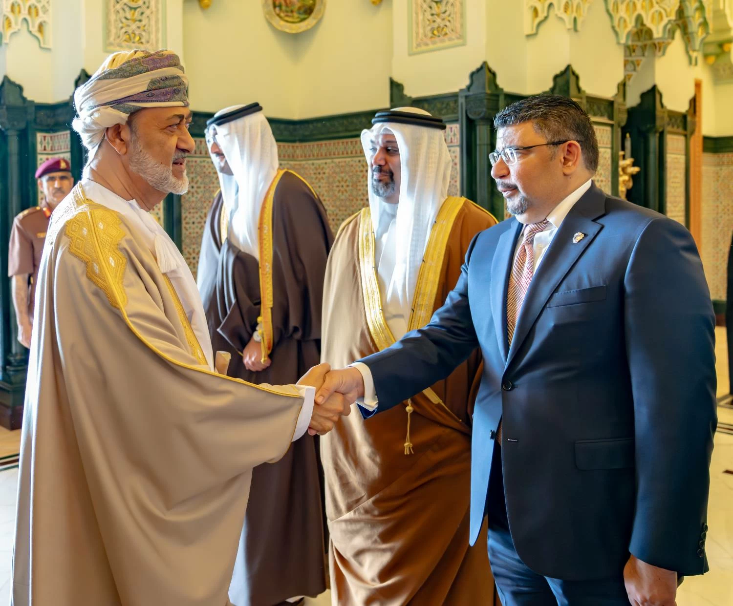 ولي العهد رئيس الوزراء يؤكد على ما يجمع البحرين وعمان من علاقاتٍ استراتيجية متينة وأواصر أخوية وثيقة