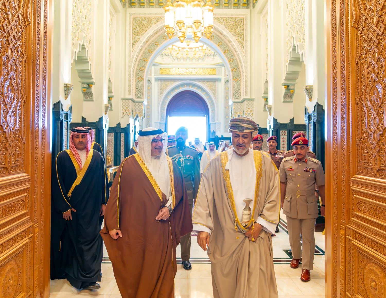 ولي العهد رئيس الوزراء يؤكد على ما يجمع البحرين وعمان من علاقاتٍ استراتيجية متينة وأواصر أخوية وثيقة