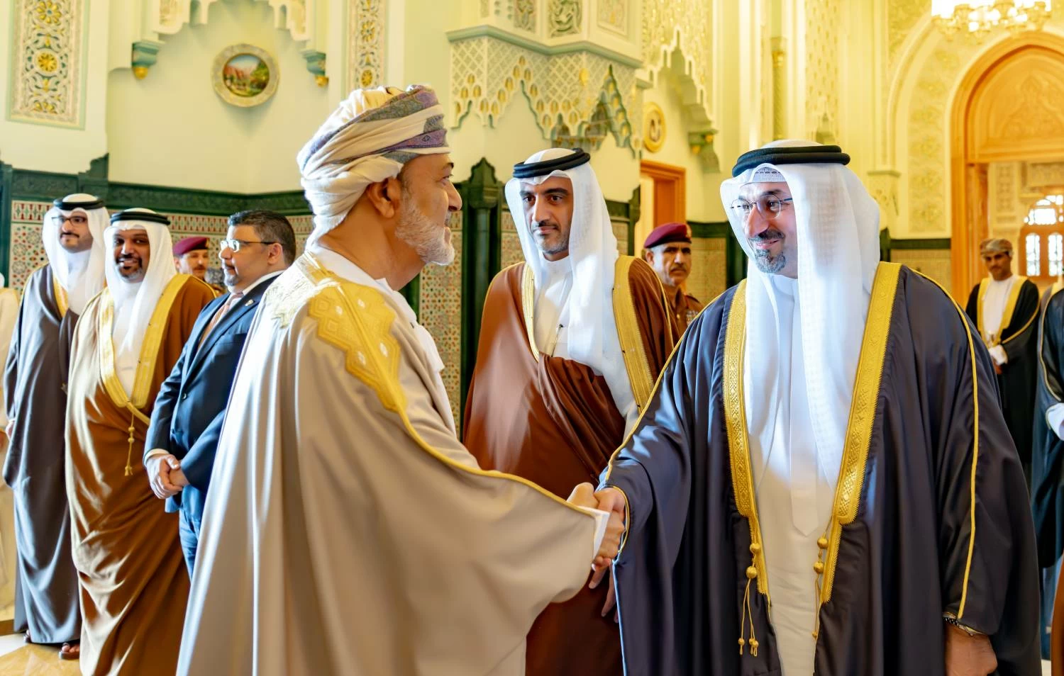 ولي العهد رئيس الوزراء يؤكد على ما يجمع البحرين وعمان من علاقاتٍ استراتيجية متينة وأواصر أخوية وثيقة