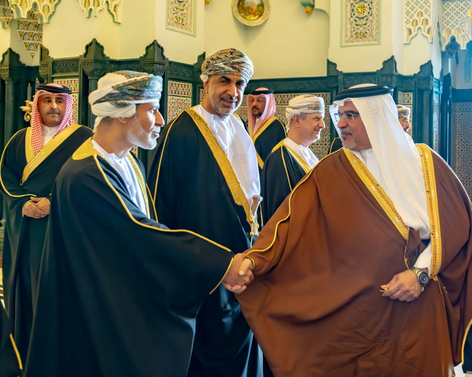 ولي العهد رئيس الوزراء يؤكد على ما يجمع البحرين وعمان من علاقاتٍ استراتيجية متينة وأواصر أخوية وثيقة