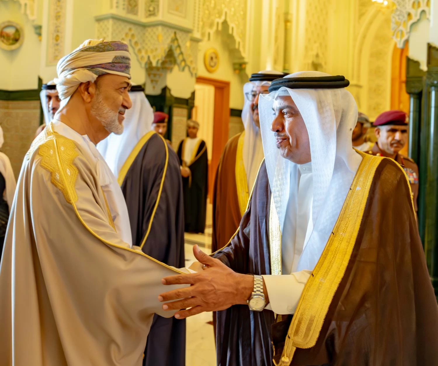 ولي العهد رئيس الوزراء يؤكد على ما يجمع البحرين وعمان من علاقاتٍ استراتيجية متينة وأواصر أخوية وثيقة