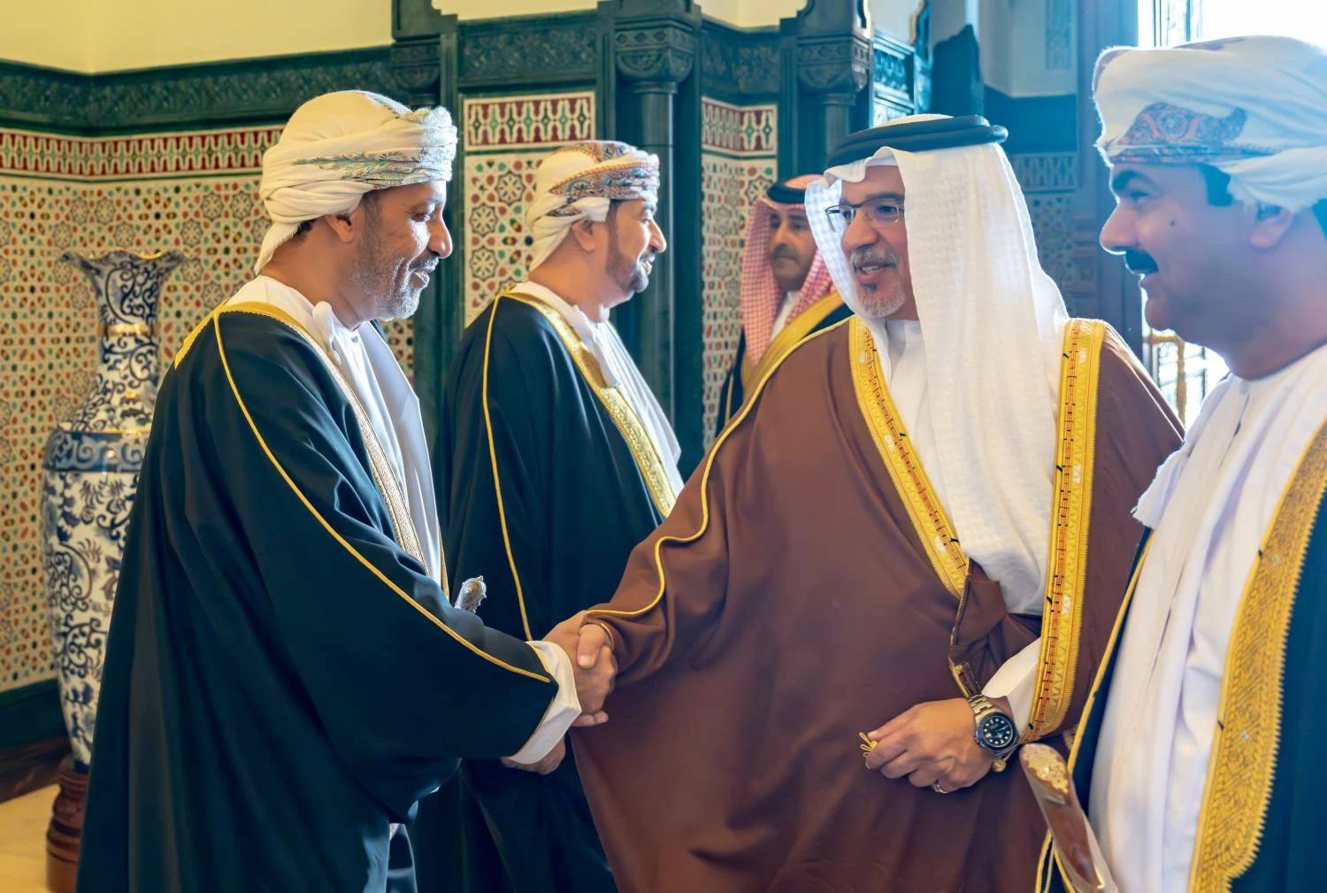 ولي العهد رئيس الوزراء يؤكد على ما يجمع البحرين وعمان من علاقاتٍ استراتيجية متينة وأواصر أخوية وثيقة