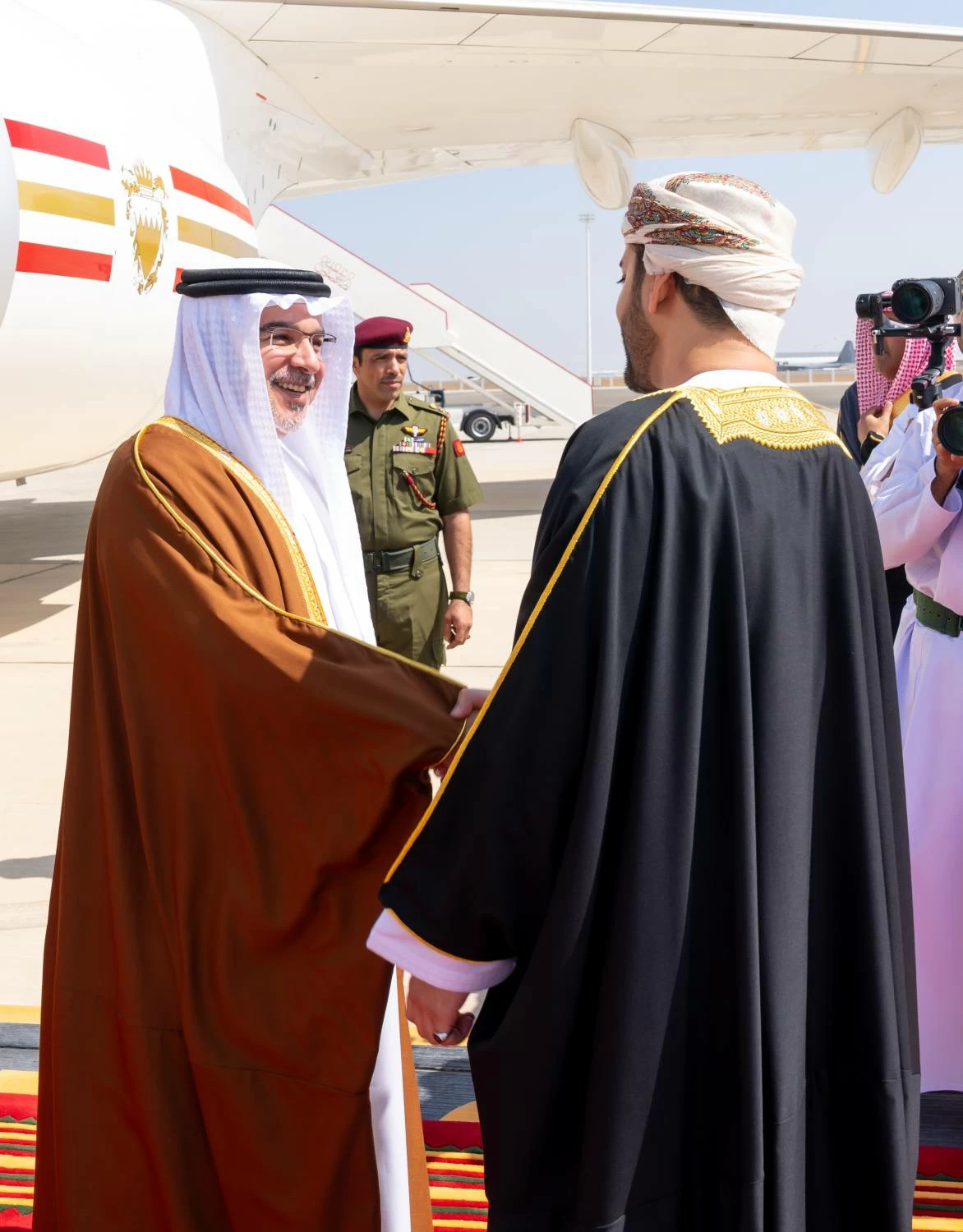 ولي العهد رئيس مجلس الوزراء  يصل إلى سلطنة عمان