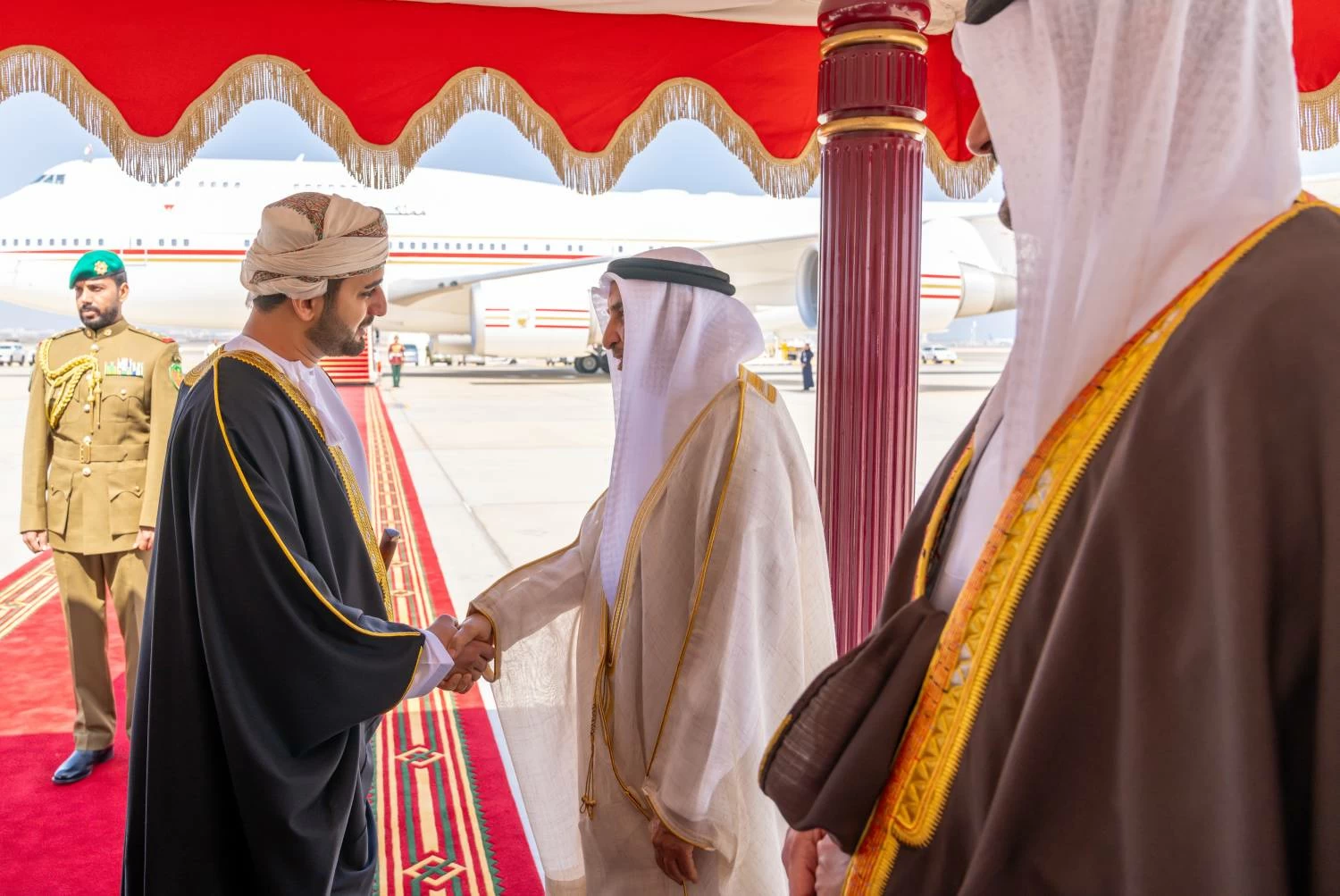 ولي العهد رئيس مجلس الوزراء  يصل إلى سلطنة عمان