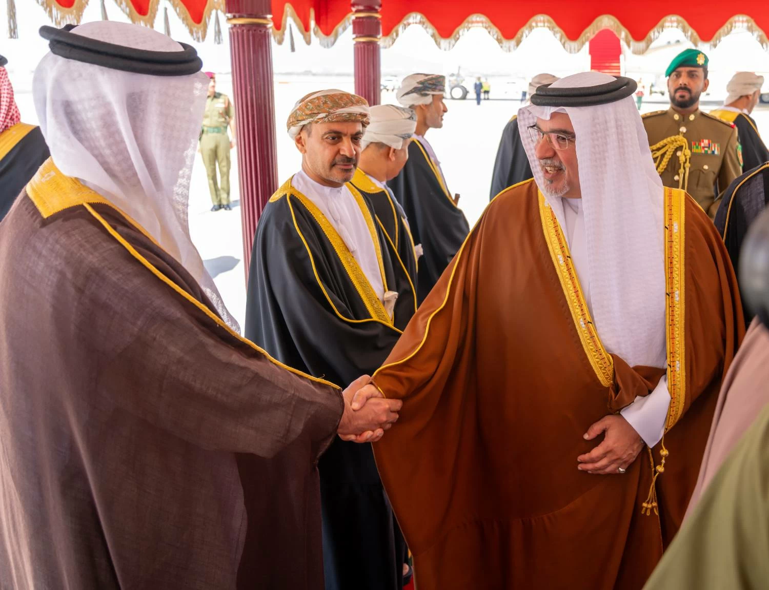 ولي العهد رئيس مجلس الوزراء  يصل إلى سلطنة عمان