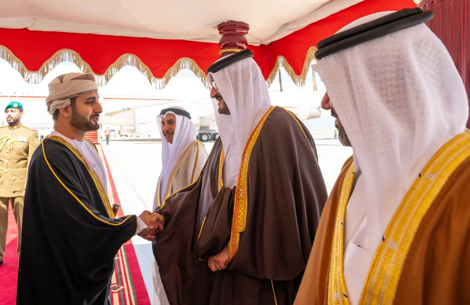 ولي العهد رئيس مجلس الوزراء  يصل إلى سلطنة عمان