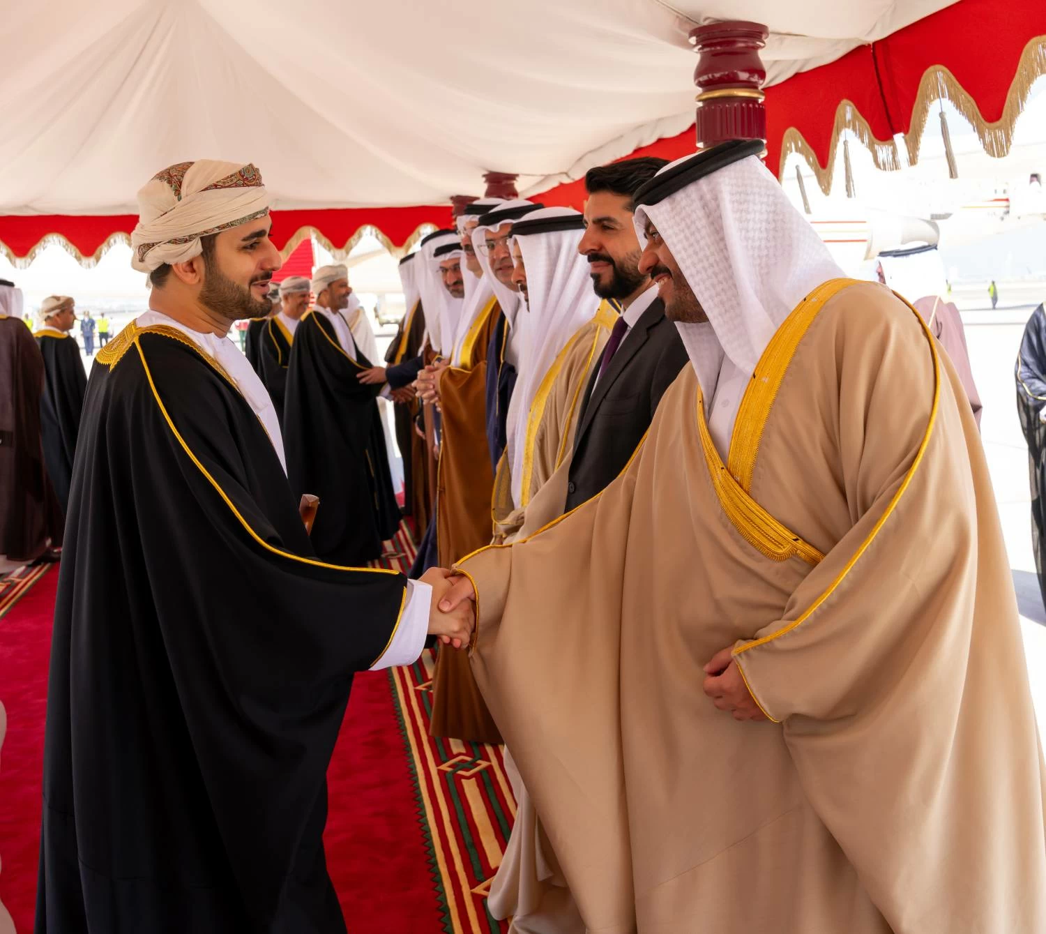 ولي العهد رئيس مجلس الوزراء  يصل إلى سلطنة عمان