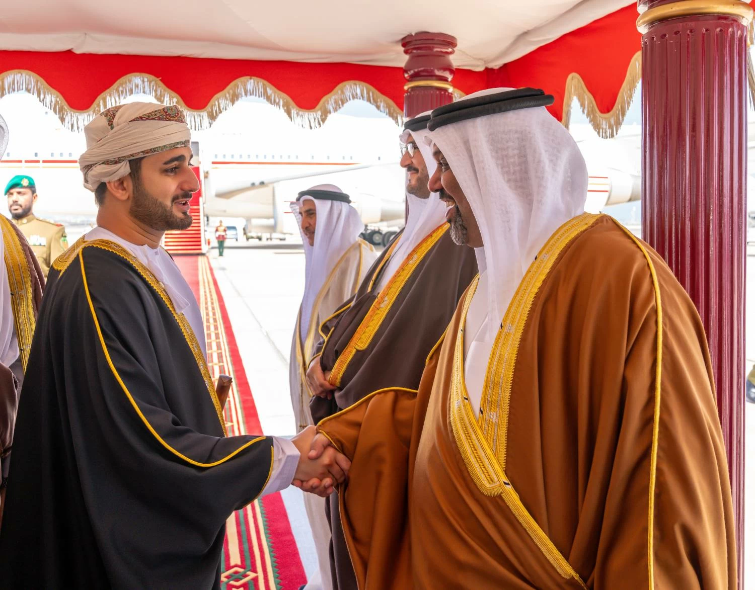 ولي العهد رئيس مجلس الوزراء  يصل إلى سلطنة عمان