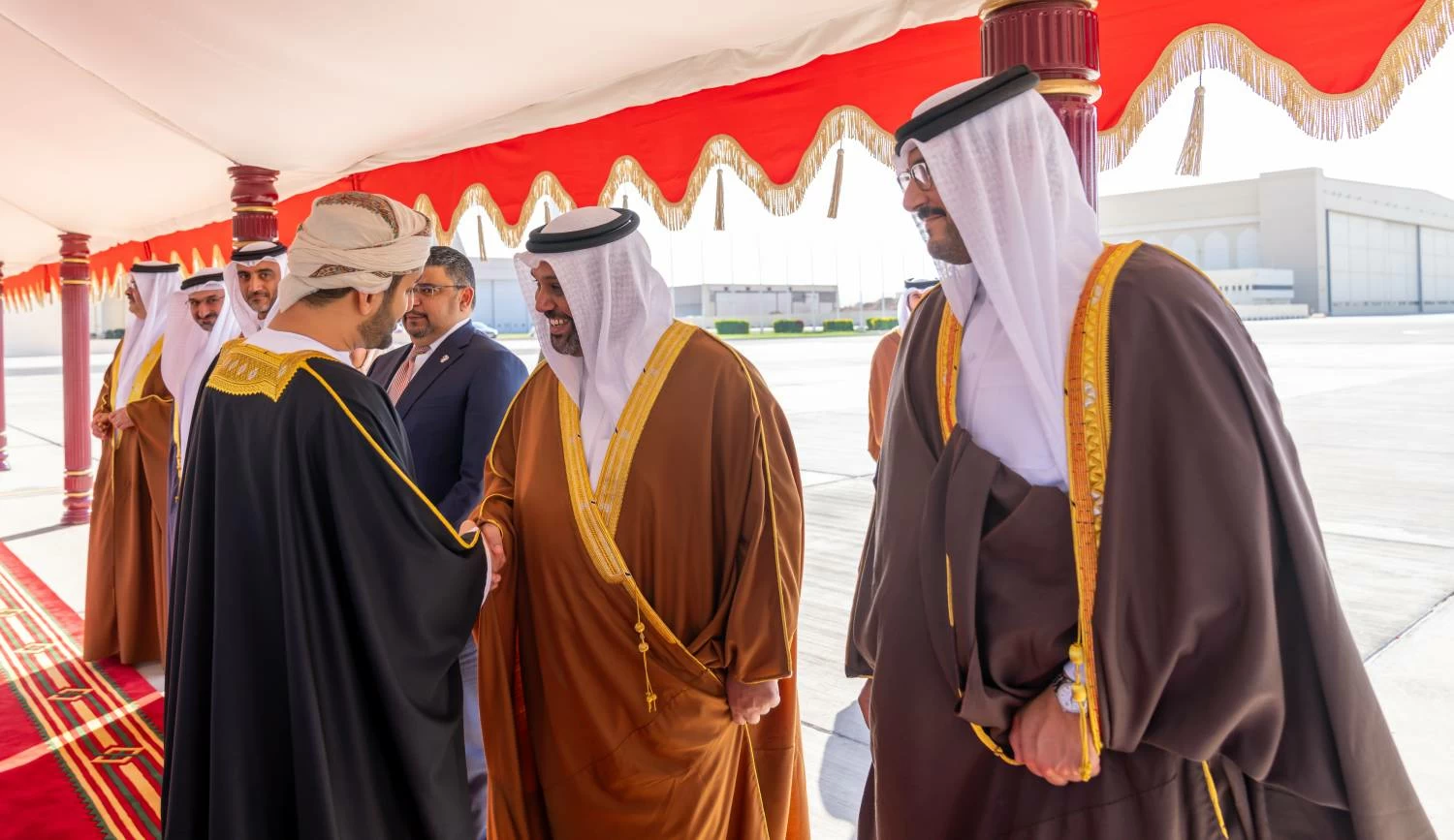 ولي العهد رئيس مجلس الوزراء يغادر سلطنة عمان بعد زيارةٍ أخوية