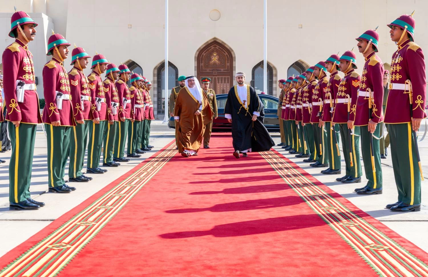 ولي العهد رئيس مجلس الوزراء يغادر سلطنة عمان بعد زيارةٍ أخوية