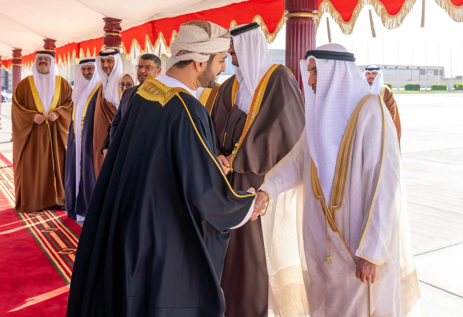 ولي العهد رئيس مجلس الوزراء يغادر سلطنة عمان بعد زيارةٍ أخوية