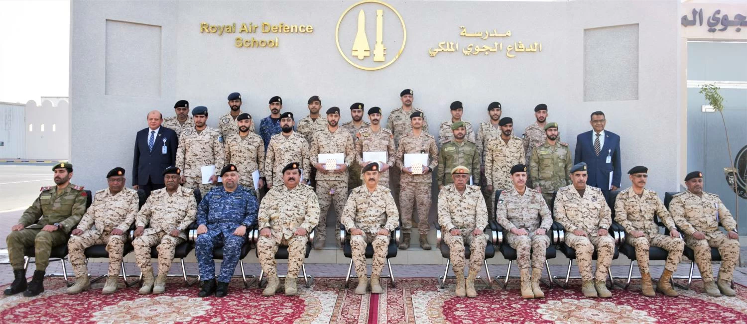 قوة دفاع البحرين تحتفل بتخريج دورة عسكرية متخصصة للضباط