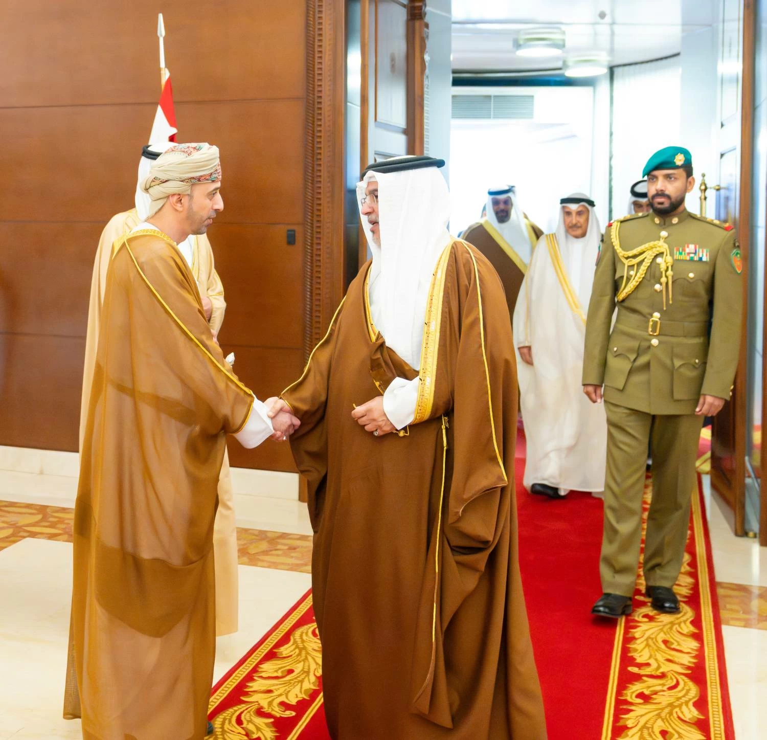 ولي العهد رئيس الوزراء يعود إلى أرض الوطن قادمًا من سلطنة عمان بعد زيارةٍ أخوية