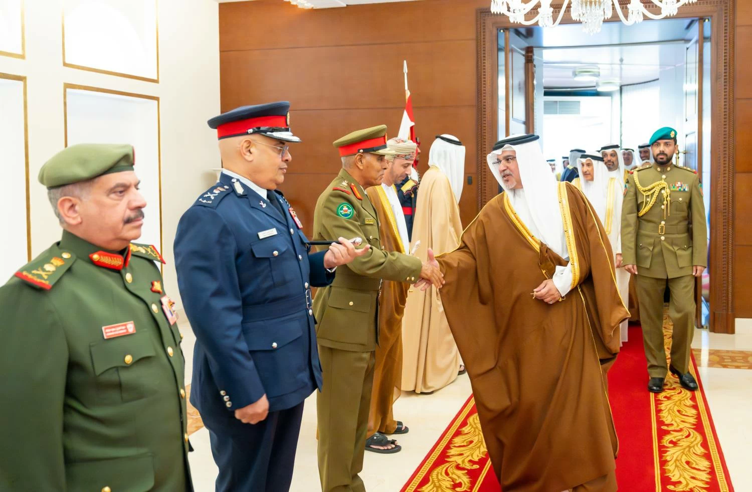 ولي العهد رئيس الوزراء يعود إلى أرض الوطن قادمًا من سلطنة عمان بعد زيارةٍ أخوية