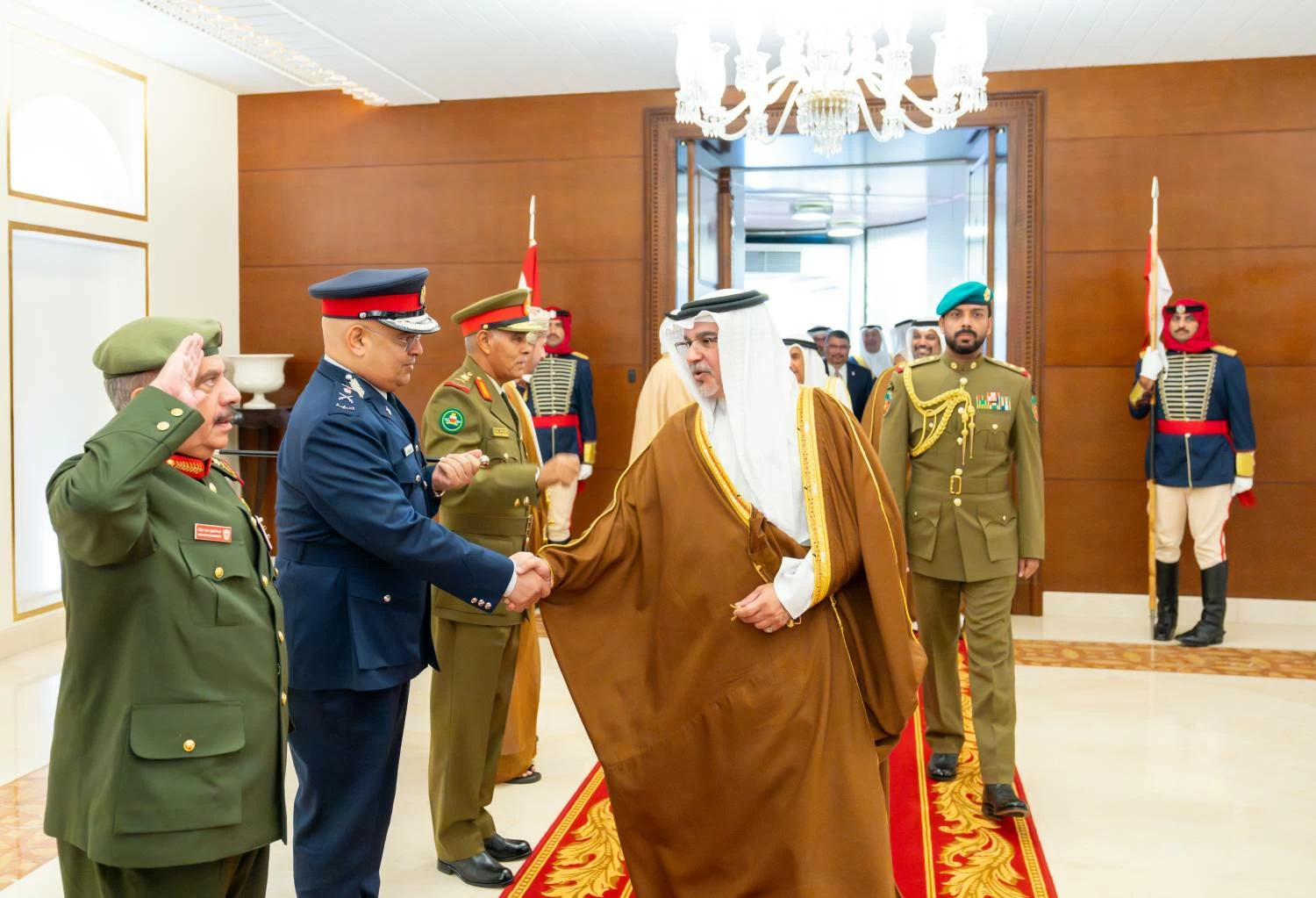 ولي العهد رئيس الوزراء يعود إلى أرض الوطن قادمًا من سلطنة عمان بعد زيارةٍ أخوية