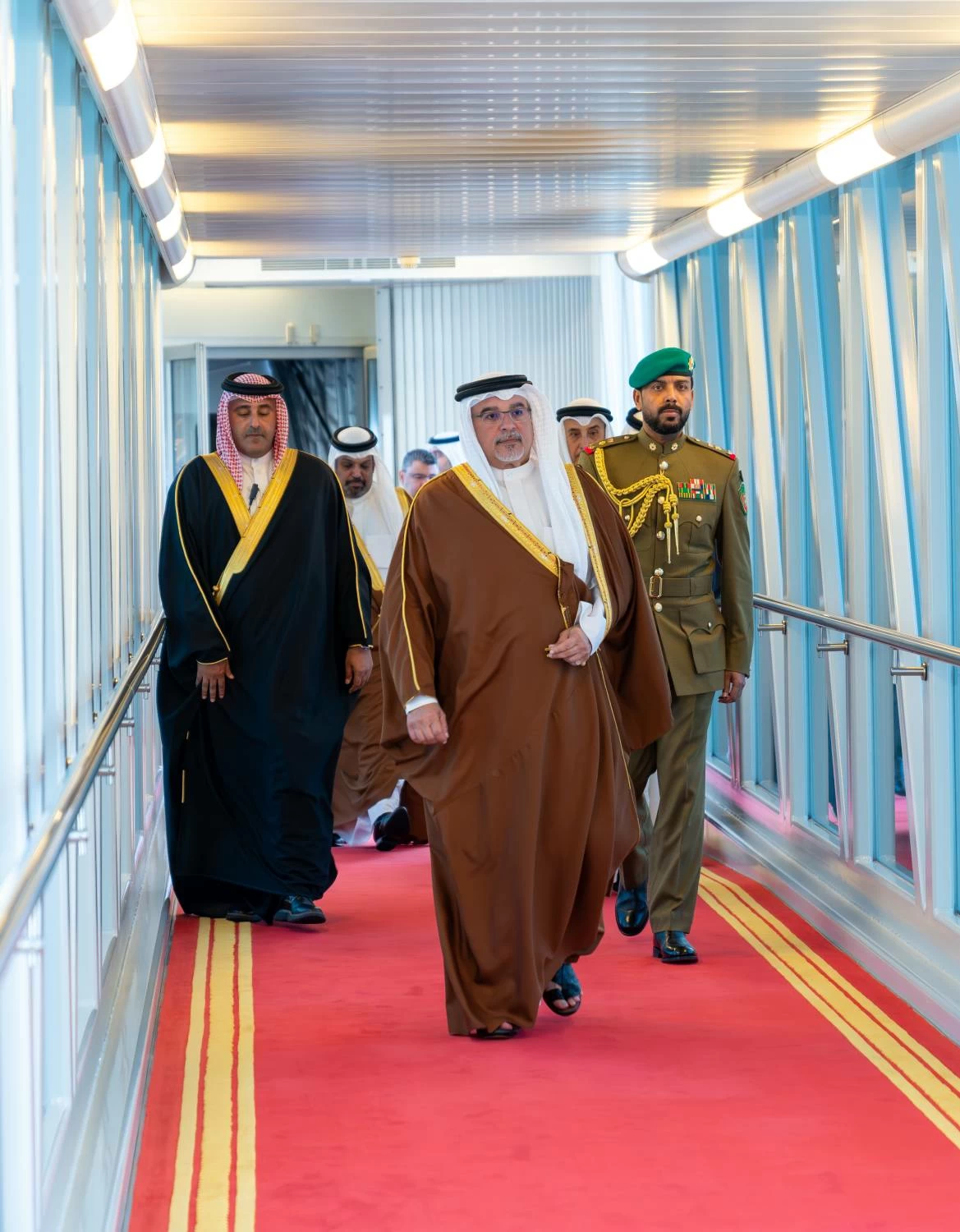 ولي العهد رئيس الوزراء يعود إلى أرض الوطن قادمًا من سلطنة عمان بعد زيارةٍ أخوية