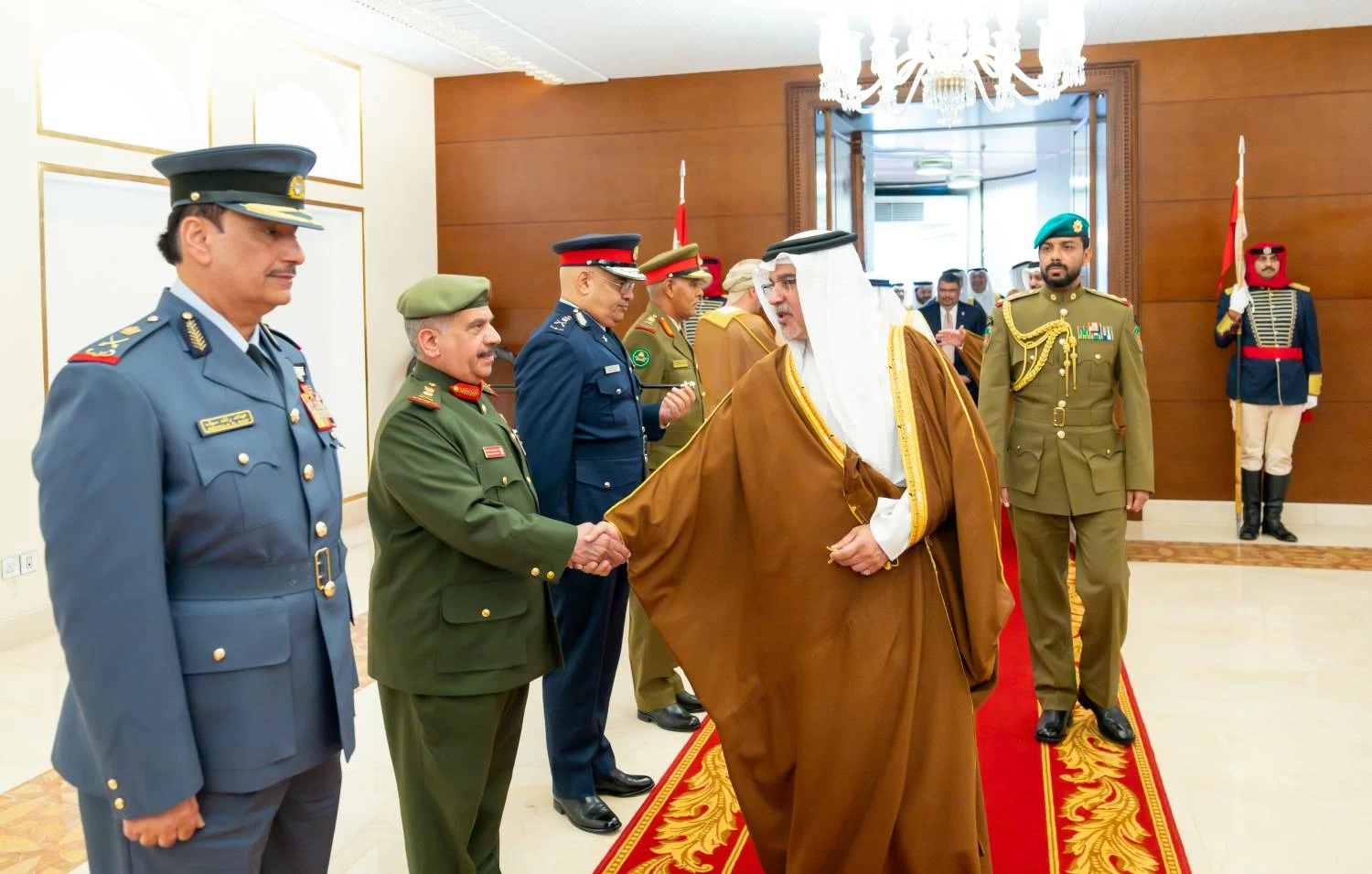 ولي العهد رئيس الوزراء يعود إلى أرض الوطن قادمًا من سلطنة عمان بعد زيارةٍ أخوية