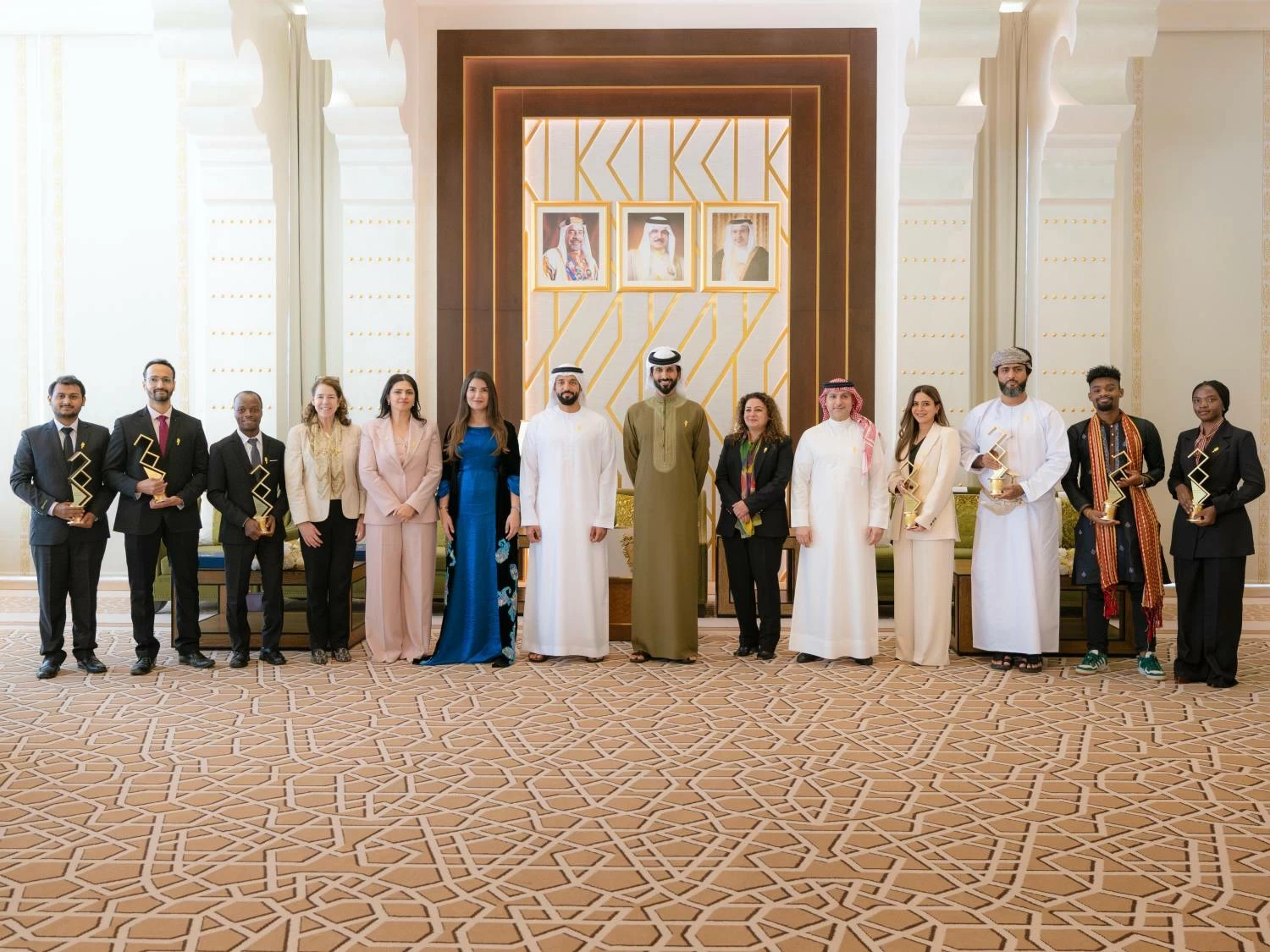 ناصر بن حمد يكرم الفائزين في النسخة الخامسة من جائزة الملك حمد لتمكين الشباب لتحقيق أهداف التنمية المستدامة