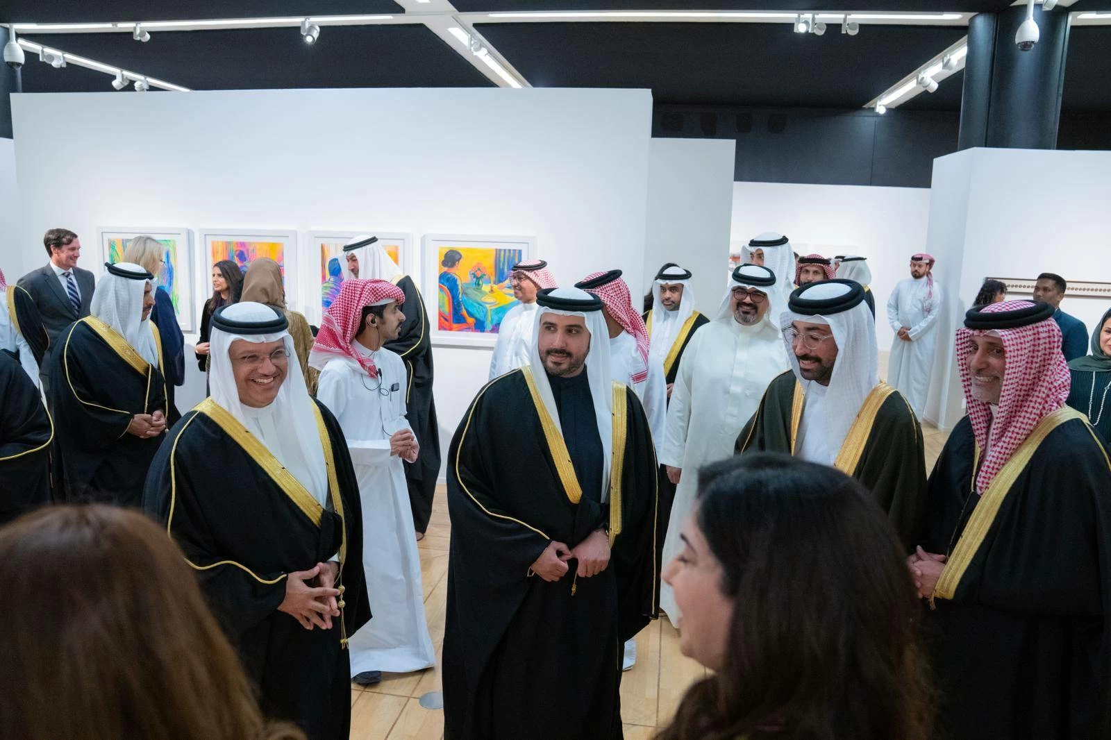 محمد بن سلمان يفتتح معرض البحرين السنوي للفنون التشكيلية الـ 52