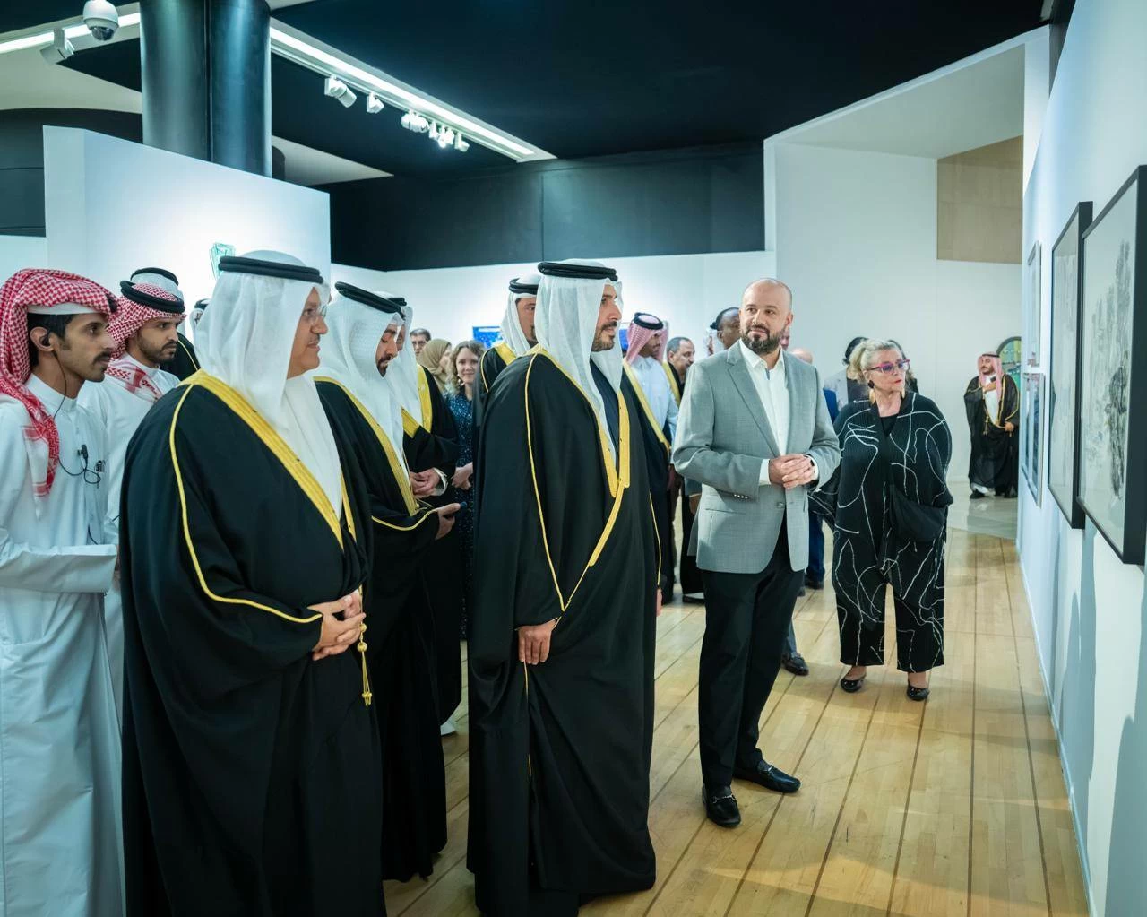 محمد بن سلمان يفتتح معرض البحرين السنوي للفنون التشكيلية الـ 52