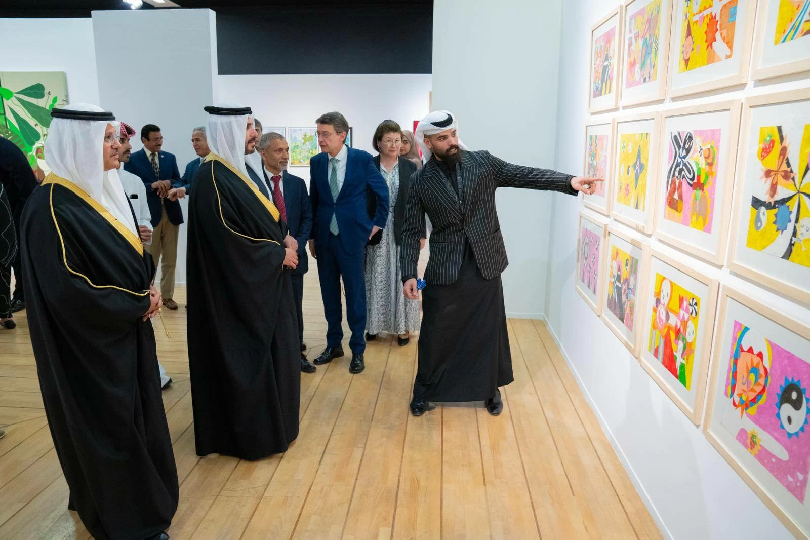 محمد بن سلمان يفتتح معرض البحرين السنوي للفنون التشكيلية الـ 52