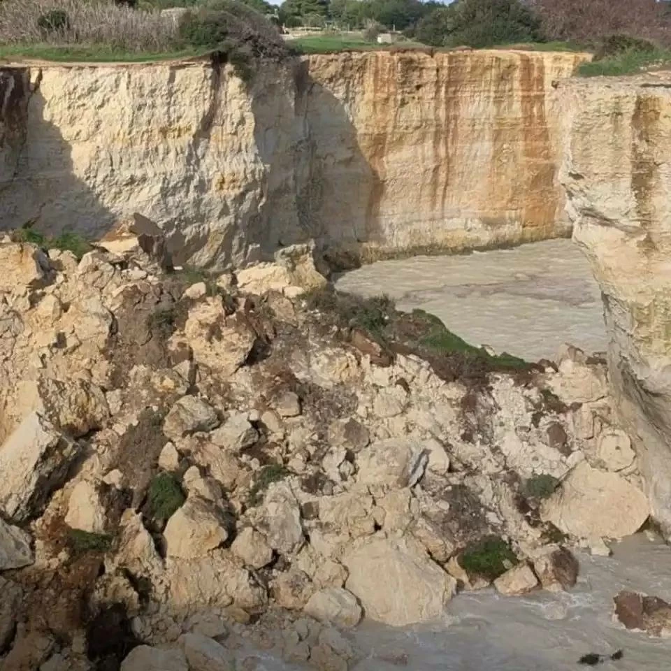 إيطاليا.. &laquo;قوس الحب&raquo; ينهار &laquo;يوم عيده&raquo; بسبب سوء الأحوال الجوية