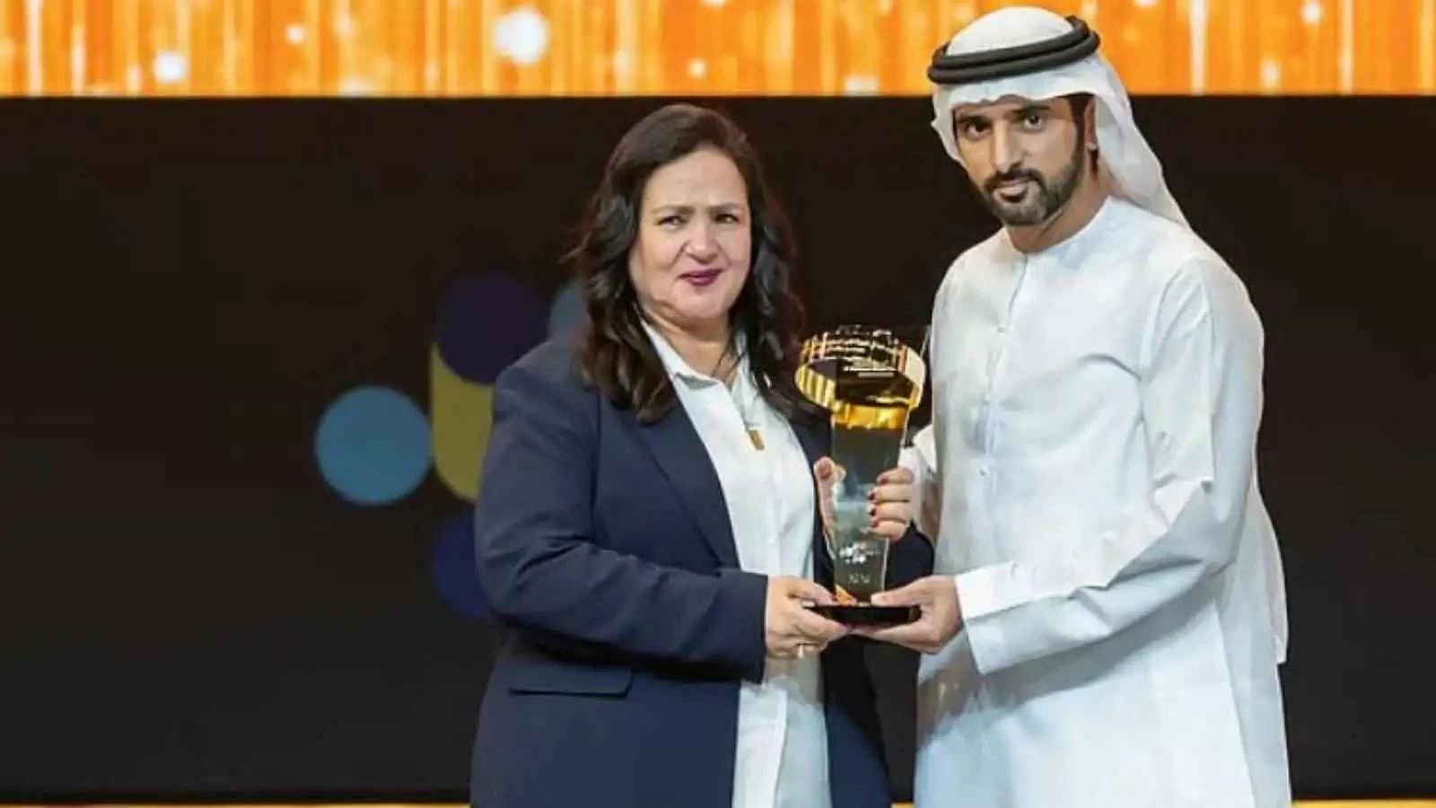 محمد بن راشد يبارك للمغربية فوزية محمودي لقب &laquo;صانعة الأمل الأولى&raquo; (فيديو)