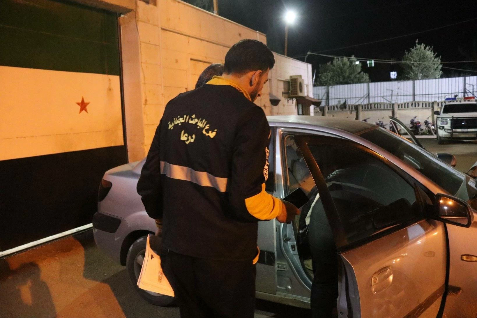 الأمن السوري يعلن تفكيك عصابة سرقة سيارات في درعا (صور)