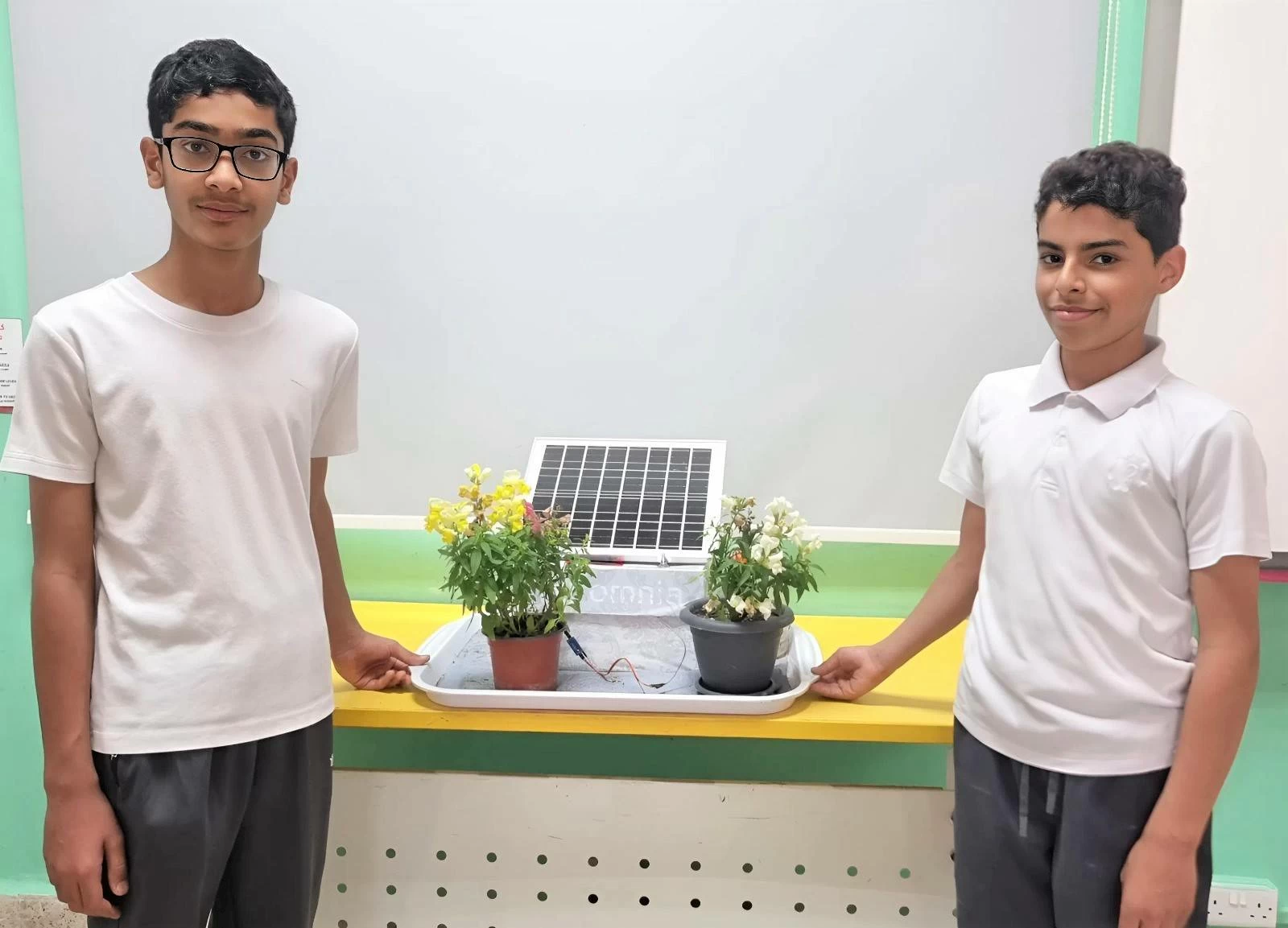 عباس وفاضل من مدرسة أبوصيبع يصممان نظاماً للري الذكي