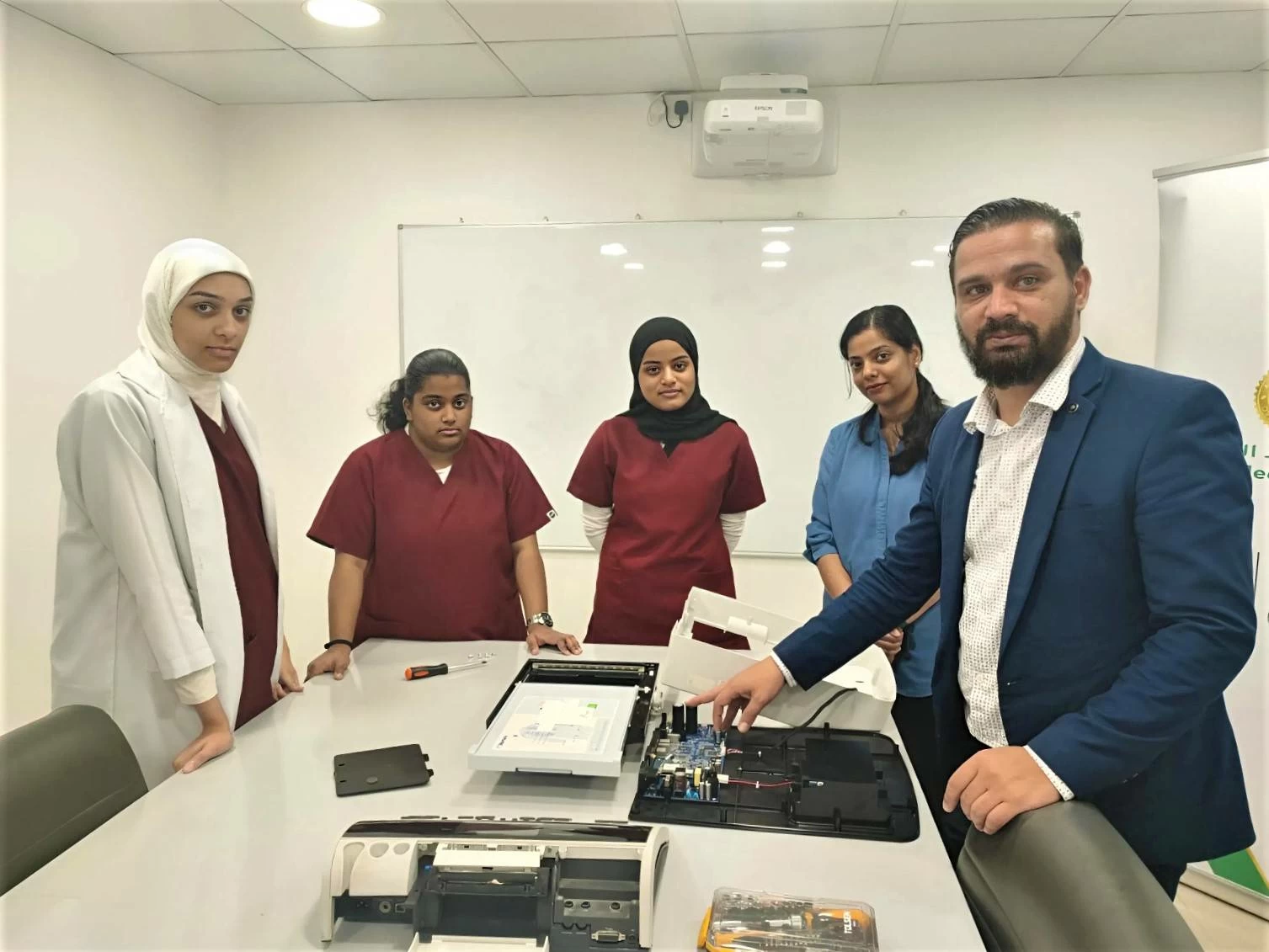 فجر وشوق وملاك ونوف من مدرسة المعرفة الثانوية: برنامج "تكوين" تجربة ثرية عززت قدراتنا في تخصص صيانة الأجهزة الطبية