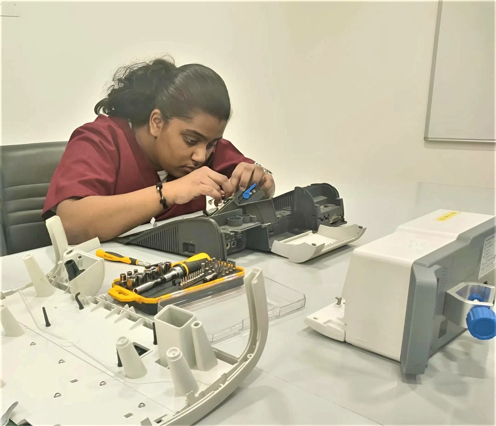 فجر وشوق وملاك ونوف من مدرسة المعرفة الثانوية: برنامج "تكوين" تجربة ثرية عززت قدراتنا في تخصص صيانة الأجهزة الطبية