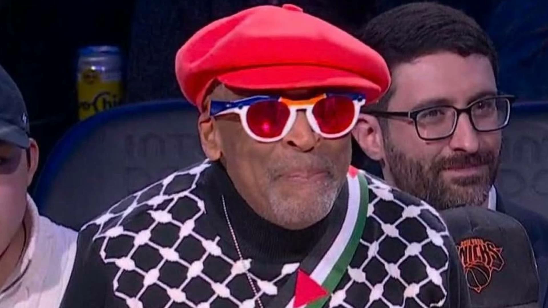 المخرج الأمريكي &laquo;سبايك لي&raquo; يرتدي ملابس تحمل علم فلسطين في مباراة &laquo;كل النجوم&raquo;