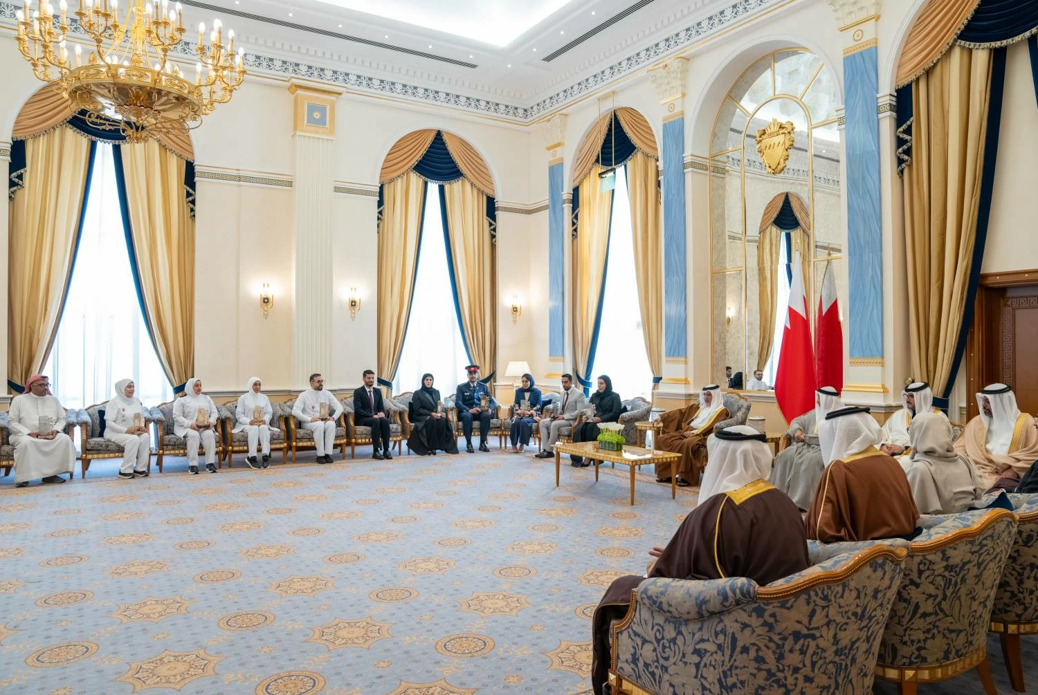 ولي العهد رئيس الوزراء يلتقي أصحاب الأفكار الـ12 المتأهلة للمرحلة النهائية من مسابقة (فكرة)