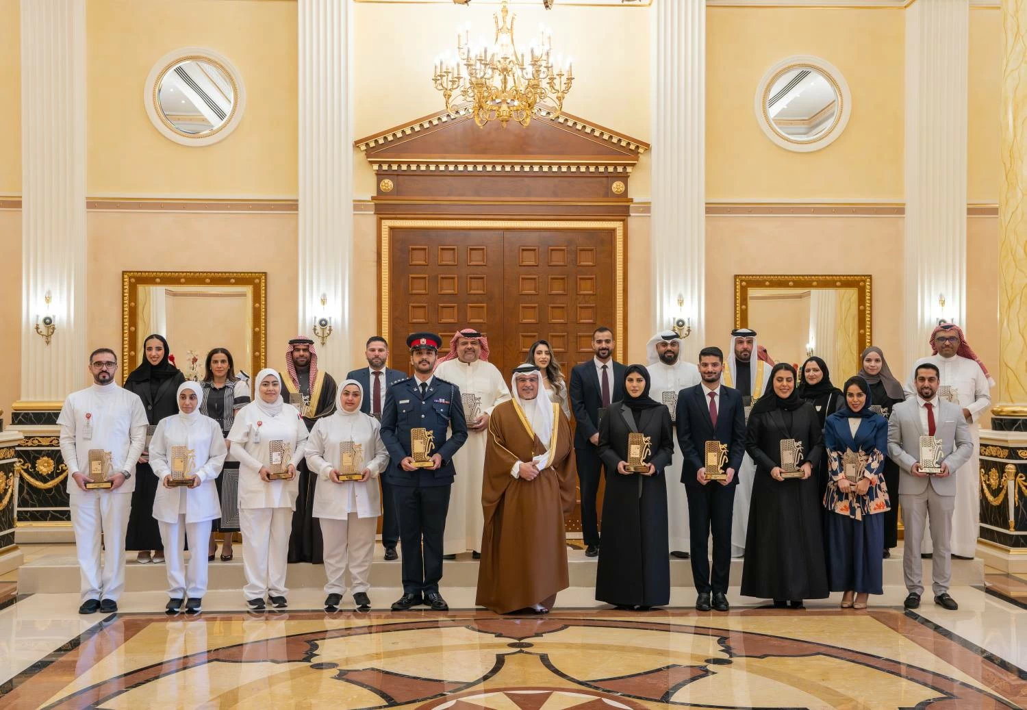 ولي العهد رئيس الوزراء يلتقي أصحاب الأفكار الـ12 المتأهلة للمرحلة النهائية من مسابقة (فكرة)