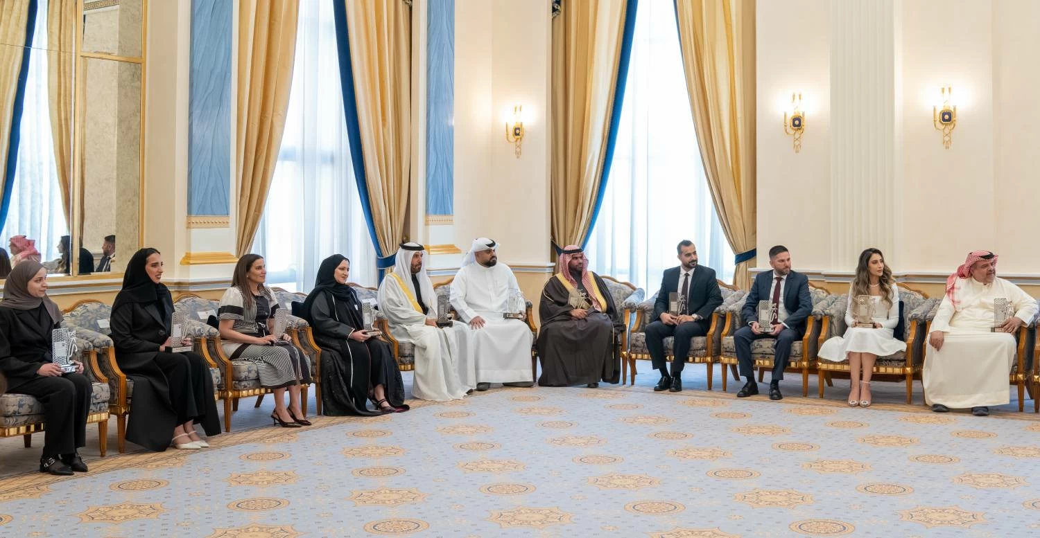 ولي العهد رئيس الوزراء يلتقي أصحاب الأفكار الـ12 المتأهلة للمرحلة النهائية من مسابقة (فكرة)