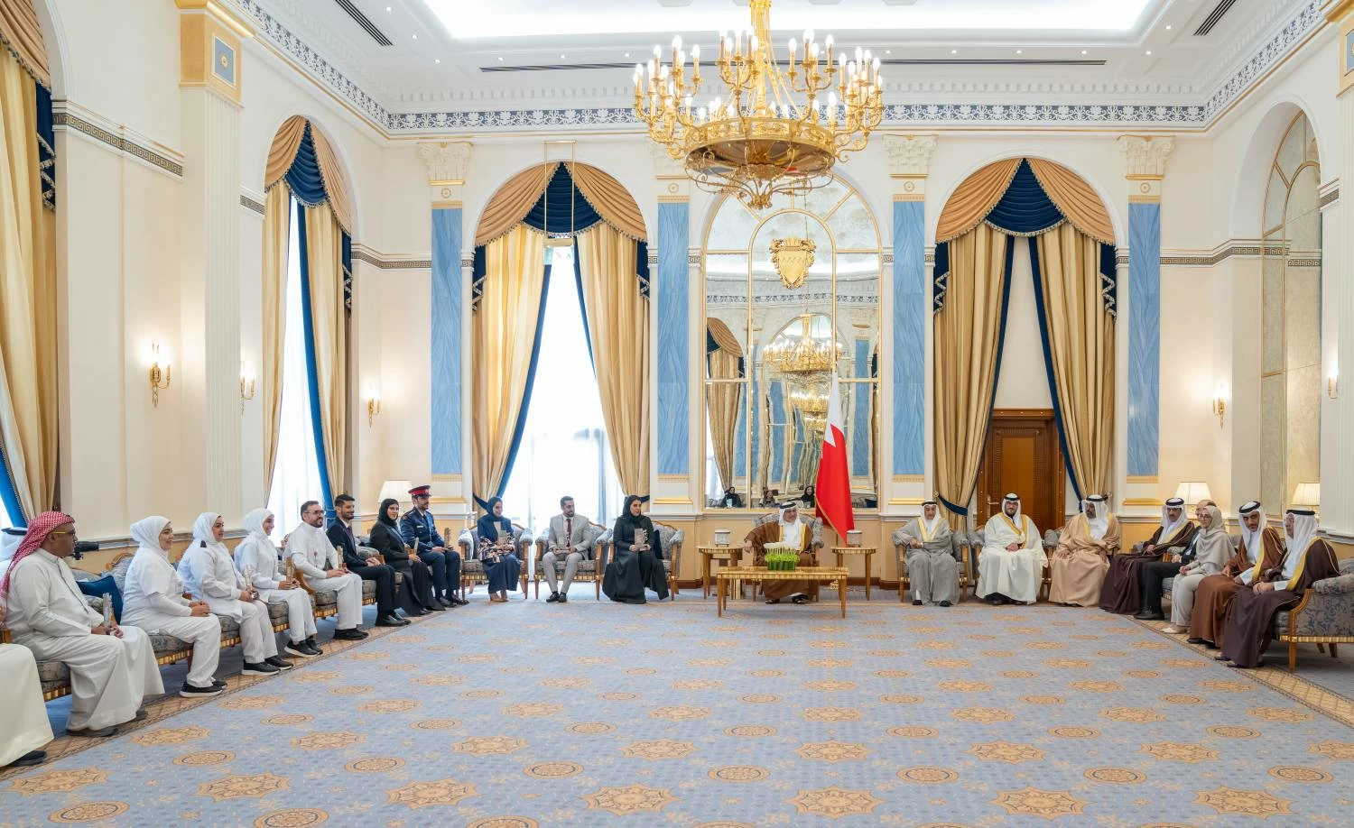 ولي العهد رئيس الوزراء يلتقي أصحاب الأفكار الـ12 المتأهلة للمرحلة النهائية من مسابقة (فكرة)