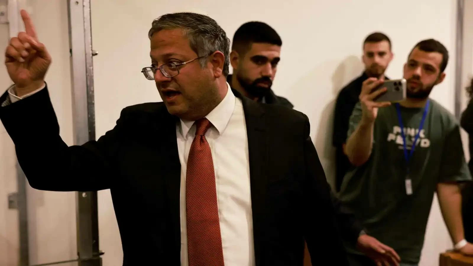 كلاب بوليسية وقنابل صوت.. تفاصيل اقتحام سجن &laquo;عوفر&raquo; بقيادة بن غفير