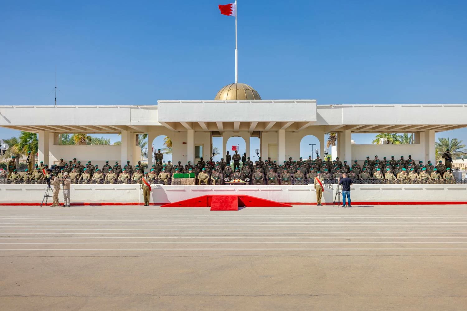 ناصر بن حمد يرعى حفل تخريج إحدى دورات المستجدين بالحرس الملكي